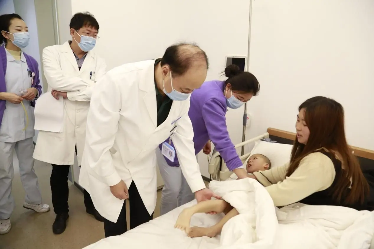 Due to premature birth and treatment in an incubator, the child's birth weight was only 1500 gramsskf